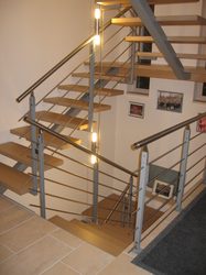 Mittelholm Podesttreppe mit Holzstufen belegt. Stahlgeländer mit Edelstahlhandlauf Füllung aus                              Edelstahl.