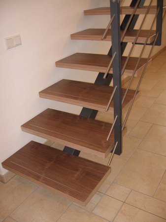 Mittelholmtreppe Stahl lackiert, Treppenstufen aus Amerikanisch Nu&szlig;, verdeckt befestigt mit                          Edelstahleinleger