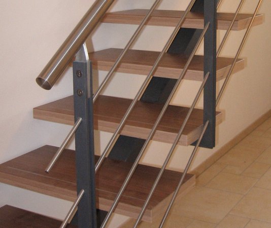 Mittelholmtreppe Stahl lackiert, Treppenstufen aus Amerikanisch Nu&szlig;, verdeckt befestigt mit                          Edelstahleinleger