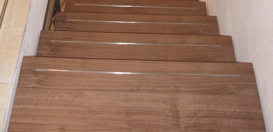 Mittelholmtreppe Stahl lackiert, Treppenstufen aus Amerikanisch Nu&szlig;, verdeckt befestigt mit                          Edelstahleinleger