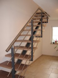 Mittelholmtreppe Stahl lackiert, Treppenstufen aus Amerikanisch Nuß, verdeckt befestigt mit                          Edelstahleinleger