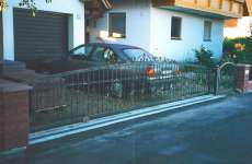 Schiebetor mit Bogen, verzinkt und lackiert