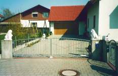 Zweiflügeliges Hoftor mit Bogen, verzinkt