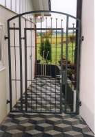 Durchgangstüre mit Edelstahlmuster und Edelstahlkugeln