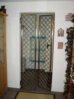 Türe aus Edelstahl mit Rautenmuster