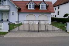 Hoftor verzinkt und lackiert mit Edelstahlmuster