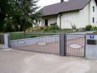 Hoftor verzinkt und lackiert mit Muster aus Edelstahllochblech