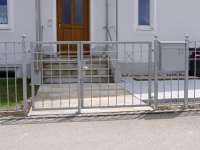 Hoftürl verzinkt mit zweitem Flügel zum öffnen, und in Stahlzaun integriertem Briefkasten