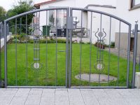 Hoftor in Bogenform mit Musterstab, verzinkt und lackiert