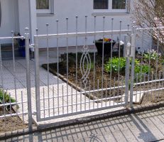 Hoftürl verzinkt in Bogenform mit Muster und aufgesetzten Kugeln