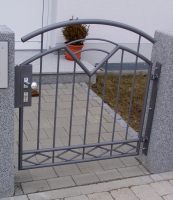 Hoftürl verzinkt und lackiert in Bogenform mit Muster