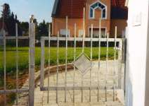 Hoftürl mit aufgeschweißten Stäben, verzinkt