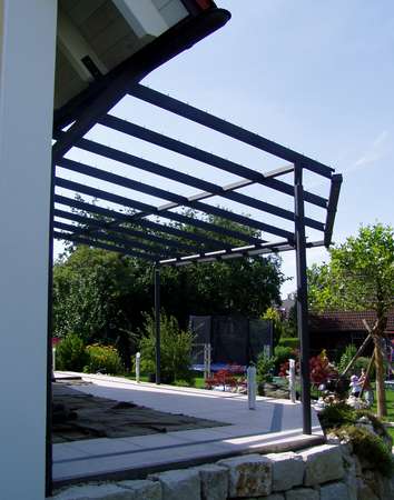 Terrassenüberdachung verzinkt und lackiert, mit seitlicher getönter Verglasung, eingebautem Fenster und                  gewelltem Schnitt
