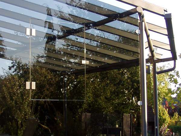 Terrassenüberdachung verzinkt und lackiert, mit seitlicher getönter Verglasung, eingebautem Fenster                     und gewelltem Schnitt