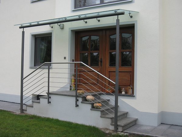 Hauseingansgüberdachung verzinkt und lackiert mit Verglasung, Geländer mit Edelstahlhandlauf und                      Füllstäben aus Edelstahl