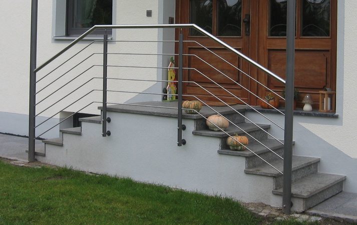 Hauseingansgüberdachung verzinkt und lackiert mit Verglasung, Geländer mit Edelstahlhandlauf und                      Füllstäben aus Edelstahl