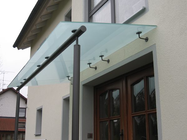 Hauseingansgüberdachung verzinkt und lackiert mit Verglasung, Geländer mit Edelstahlhandlauf und                      Füllstäben aus Edelstahl