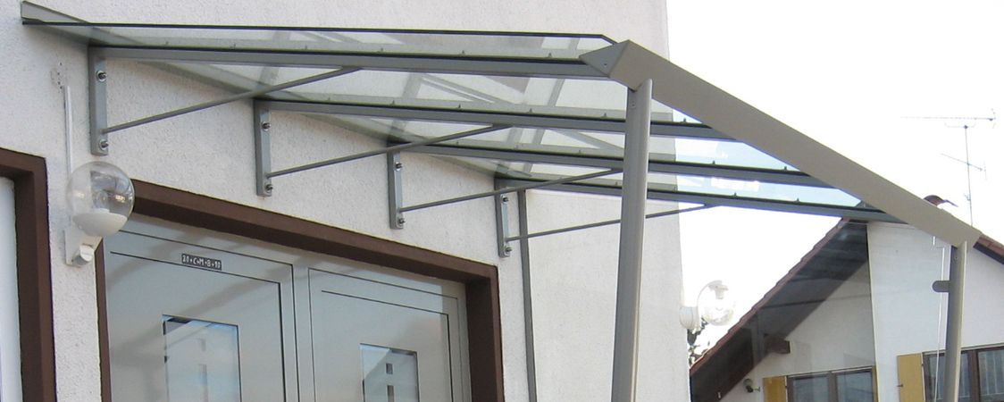 Hauseingangsüberdachung mit Seitenverglasung, Stahl verzinkt und lackiert