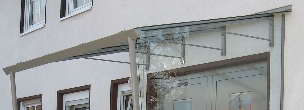 Hauseingangsüberdachung mit Seitenverglasung, Stahl verzinkt und lackiert