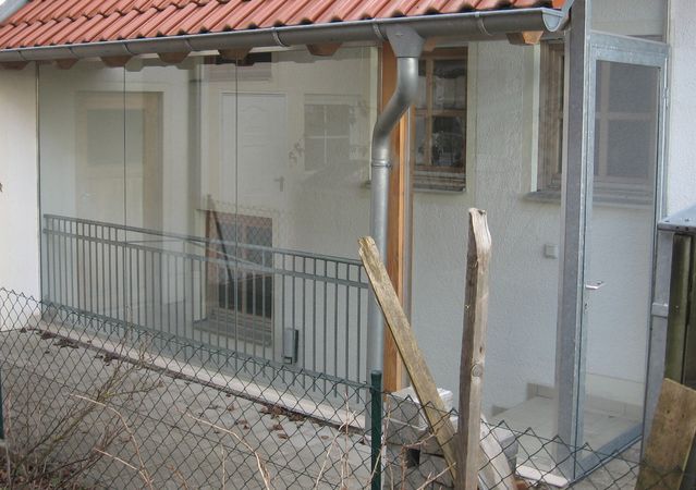 Vollflächige Verglasung Kellerabgang mit Türe