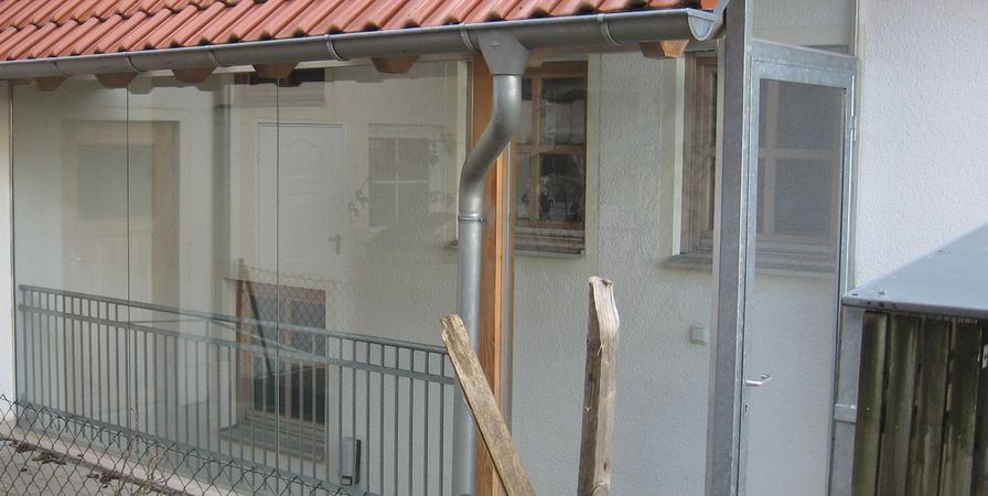 Vollflächige Verglasung Kellerabgang mit Türe