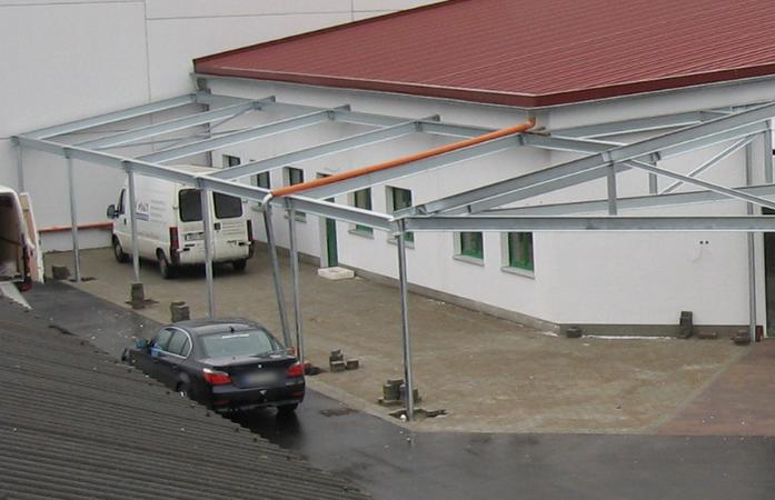Überdachung Stahl verzinkt und Trapezblecheindeckung,<br> Mittelschiff mit Glaseindeckung