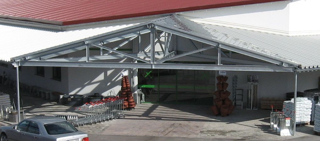 Überdachung Stahl verzinkt und Trapezblecheindeckung,<br> Mittelschiff mit Glaseindeckung