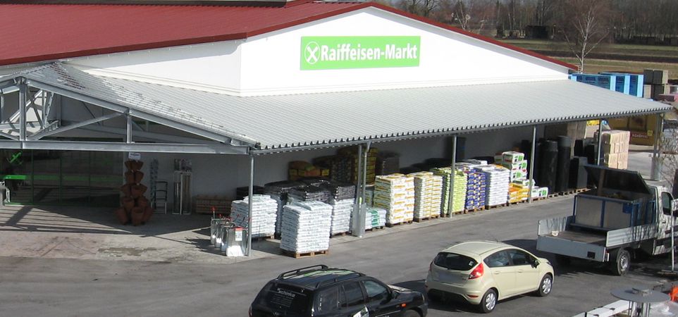 Überdachung Stahl verzinkt und Trapezblecheindeckung,<br> Mittelschiff mit Glaseindeckung