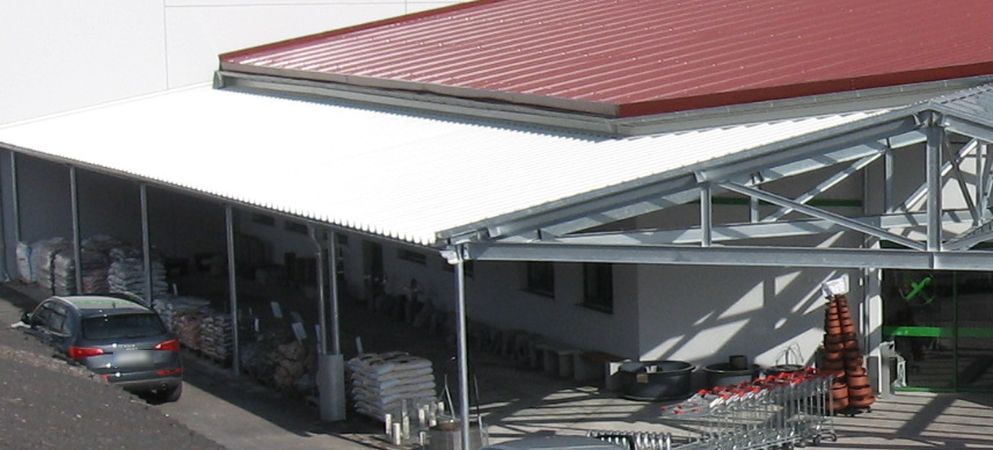 Überdachung Stahl verzinkt und Trapezblecheindeckung,<br> Mittelschiff mit Glaseindeckung