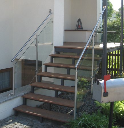 Hauseingansgüberdachung mit Stahltreppe verzinkt lackiert, Geländer aus Edelstahl und Glas, Belag                   aus Tropenholz