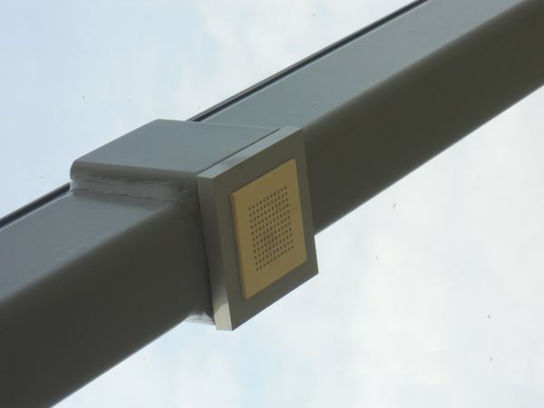 Terrassenüberdachung verzinkt und lackiert, seitliche Festverglasung mit Sandstrahlung und Fenster,             3-teilige Ganzglasschiebewände, Heizstrahler, Beleuchtung im Dachsparren und integriertem Radiosystem
