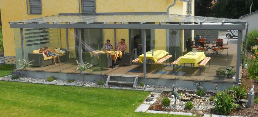 Terrassenüberdachung verzinkt und lackiert, seitliche Festverglasung mit Sandstrahlung und Fenster,       3-teilige Ganzglasschiebewände, Heizstrahler, Beleuchtung im Dachsparren und integriertem Radiosystem
