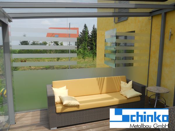 Terrassenüberdachung verzinkt und lackiert, seitliche Festverglasung mit Sandstrahlung und Fenster,       3-teilige Ganzglasschiebewände, Heizstrahler, Beleuchtung im Dachsparren und integriertem Radiosystem