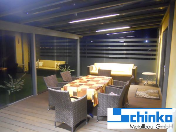 Terrassenüberdachung verzinkt und lackiert, seitliche Festverglasung mit Sandstrahlung und Fenster,       3-teilige Ganzglasschiebewände, Heizstrahler, Beleuchtung im Dachsparren und integriertem Radiosystem