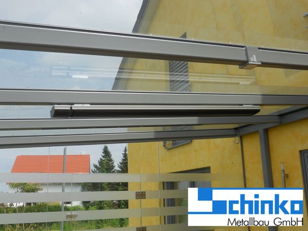 Terrassenüberdachung verzinkt und lackiert, seitliche Festverglasung mit Sandstrahlung und Fenster,       3-teilige Ganzglasschiebewände, Heizstrahler, Beleuchtung im Dachsparren und integriertem Radiosystem