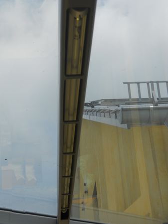 Terrassenüberdachung verzinkt und lackiert, seitliche Festverglasung mit Sandstrahlung und Fenster,       3-teilige Ganzglasschiebewände, Heizstrahler, Beleuchtung im Dachsparren und integriertem Radiosystem