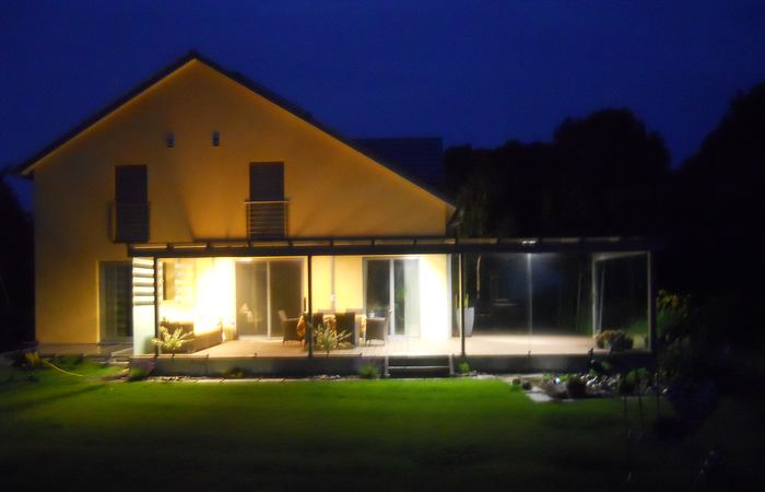 Terrassenüberdachung verzinkt und lackiert, seitliche Festverglasung mit Sandstrahlung und Fenster,       3-teilige Ganzglasschiebewände, Heizstrahler, Beleuchtung im Dachsparren und integriertem Radiosystem