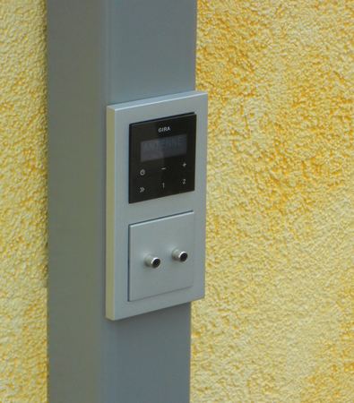 Terrassenüberdachung verzinkt und lackiert, seitliche Festverglasung mit Sandstrahlung und Fenster,       3-teilige Ganzglasschiebewände, Heizstrahler, Beleuchtung im Dachsparren und integriertem Radiosystem