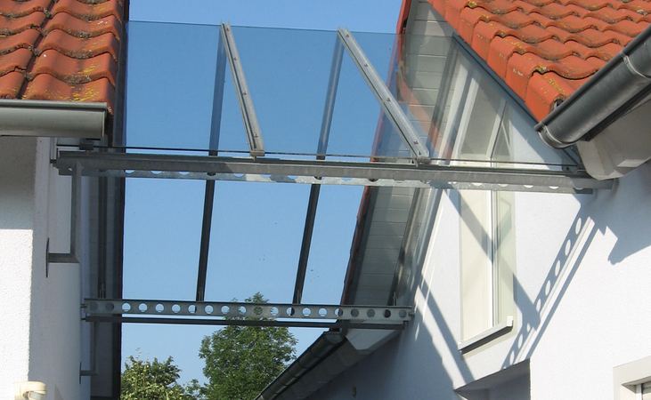Hauseingangsüberdachung Stahl verzinkt, mit gelochten Trägern