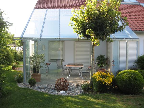 Terrassenüberdachung aus Stahl verzinkt, mit Glasschiebewänden und verschiebbarem Sonnenschutz