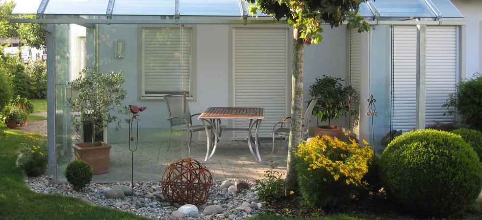 Terrassenüberdachung aus Stahl verzinkt, mit Glasschiebewänden und verschiebbarem Sonnenschutz