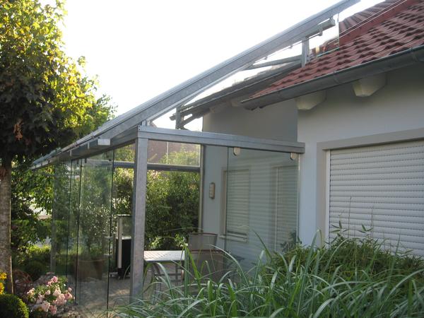 Terrassenüberdachung aus Stahl verzinkt, mit Glasschiebewänden und verschiebbarem Sonnenschutz