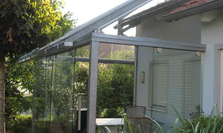 Terrassenüberdachung aus Stahl verzinkt, mit Glasschiebewänden und verschiebbarem Sonnenschutz