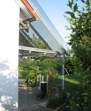 Terrassenüberdachung aus Stahl verzinkt, mit Glasschiebewänden und verschiebbarem Sonnenschutz