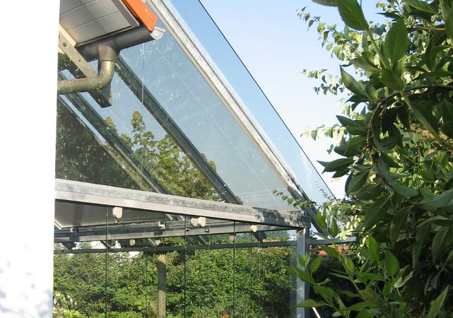 Terrassenüberdachung aus Stahl verzinkt, mit Glasschiebewänden und verschiebbarem Sonnenschutz