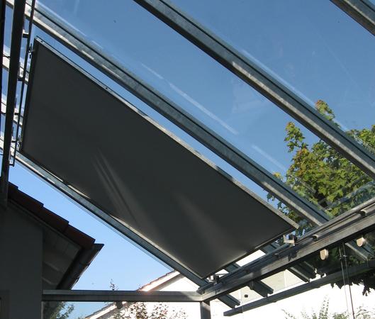 Terrassenüberdachung aus Stahl verzinkt, mit Glasschiebewänden und verschiebbarem Sonnenschutz