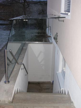 Keller&uuml;berdachung aus Glas