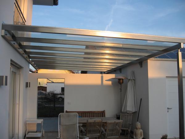 Überdachung einer Terrasse aus Edelstahl mit Klarglaseindeckung