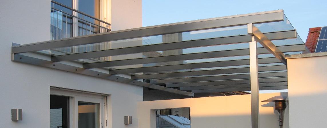 Überdachung einer Terrasse aus Edelstahl mit Klarglaseindeckung