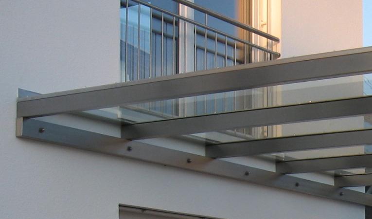 Überdachung einer Terrasse aus Edelstahl mit Klarglaseindeckung